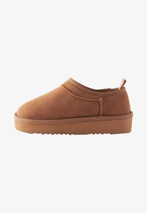 Bottines en feutre brun à enfiler avec un bout rond, semelle en caoutchouc et une tige texturée. Présente une couture et une petite languette à l'arrière.