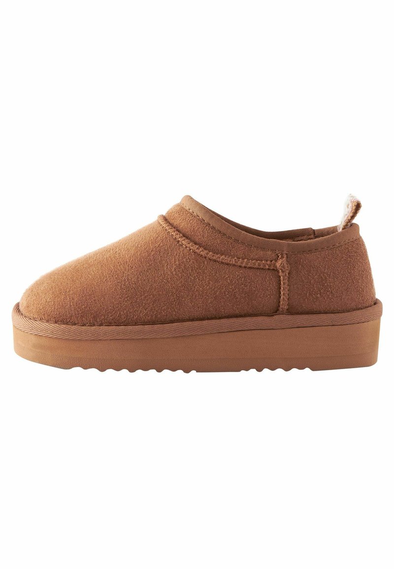 Barna filc slip-on cipők, kerek orral, gumitalppal és texturált felsőrésszel. Díszített varrat és egy kis hátsó húzófül jellemzi.