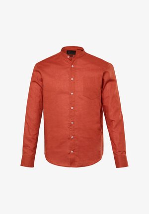 Chemise à manches longues couleur rouille avec col mandarin, boutons sur le devant et une poche sur la poitrine gauche. Fabriquée en tissu texturé.