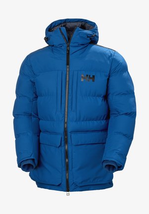 Blaue gepolsterte Jacke mit Reißverschluss vorne, zwei Vorderfächern und einem hohen Kragen. Verfügt über ein schwarzes Logo auf der Brust und gerippte Bündchen.