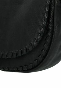 Schwarze Lederhandtasche mit runder Form, geflochtenen Nähten entlang der Kanten und einer strukturierten Oberfläche. Keine sichtbaren Beschläge oder Muster.