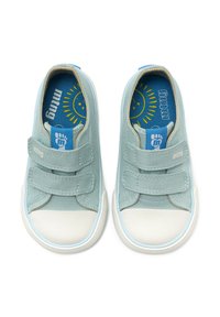 Scarpe di tela azzurro chiaro con due cinturini in velcro, punte in gomma bianca e una fodera interna blu con una grafica del sole.