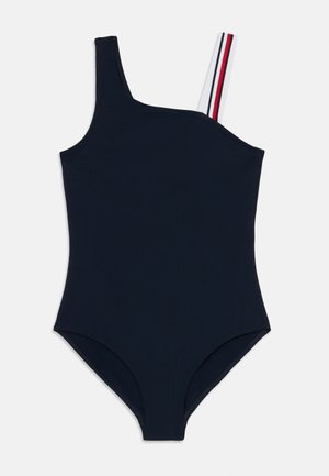 Ein navyblauer Ein-Schulter-Badeanzug mit einem kontrastierenden Träger in rot-weißen Streifen, hergestellt aus einem glatten, elastischen Stoff.