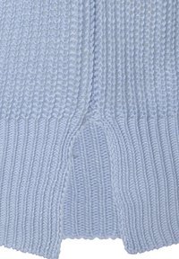 Helles blaues gestricktes Sweatshirt mit einem strukturierten Muster, geripptem Saum und einem Schlitzdetail am unteren Mittelpunkt für zusätzlichen Designeindruck.