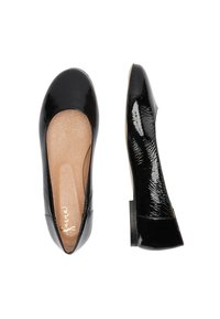 Ballerine in vernice nera con punta arrotondata, superficie liscia, tacco basso e soletta beige con logo scritto.