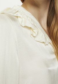 Karen by Simonsen Košilová halenka  - off-white