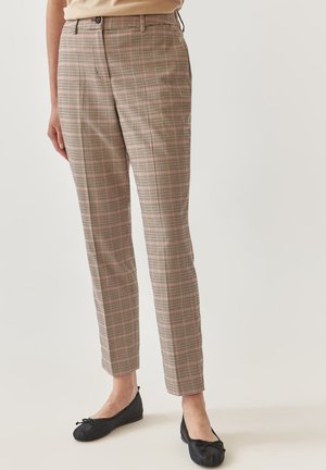Checked lightweight trousers in beige, brown, and red tones, featuring a tailored fit and a smooth texture. Paired with black ballet flats.