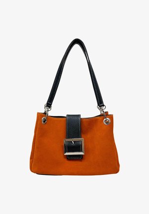 Borsa a tracolla in suede arancione con manico in pelle nera e dettagli con fibbia, finiture in argento e cuciture bianche a contrasto.