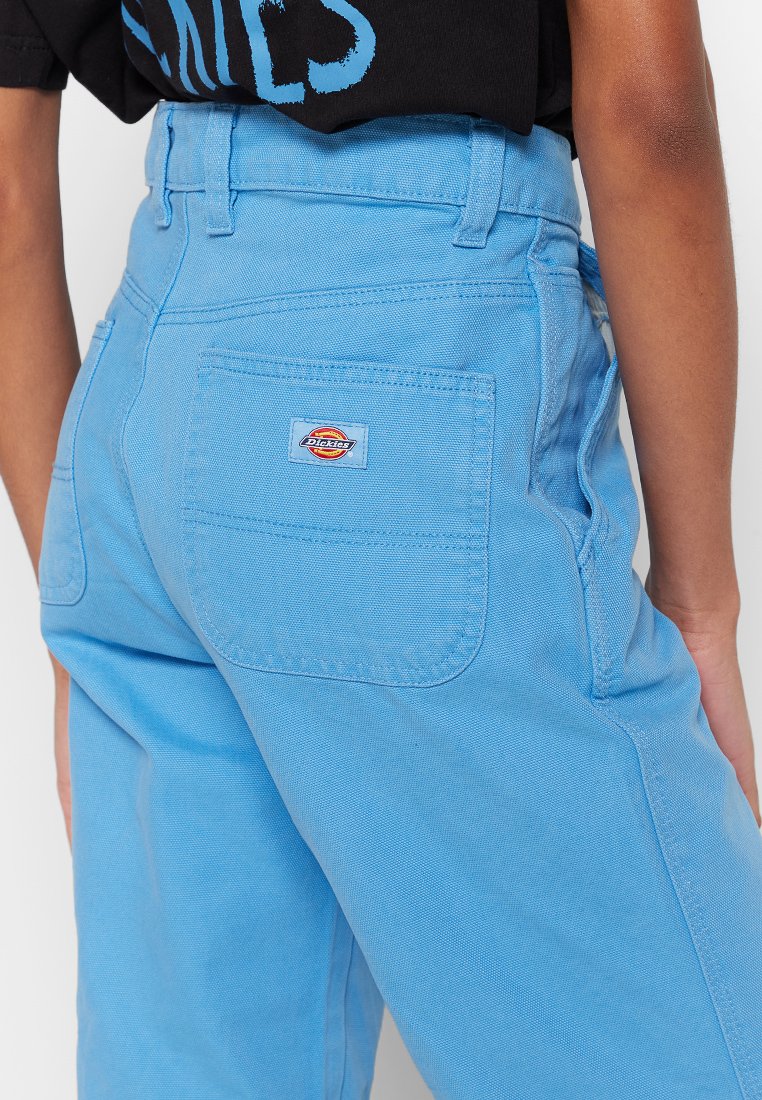 Pantaloni in denim azzurro chiaro con vita alta e tasche laterali. Presentano una tasca posteriore con il logo Dickies ricamato. Tessuto testurizzato, design casual.