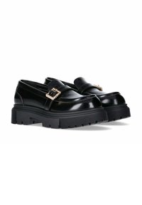 Zwarte leren loafers met een stevige rubberen zool, voorzien van een decoratieve gesp omrand met kleine parels. Gladde textuur met een glanzende afwerking.