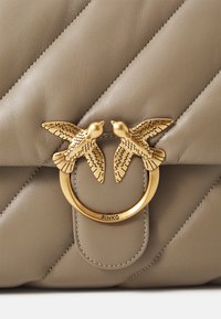 Pinko LOVE PUFF - Torba čez telo - noce antique gold