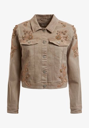 Beige denimjakke med knapper foran, brystlommer og blomsterbroderi med perle- og palietbesætninger på brystet, ærmerne og taljen.
