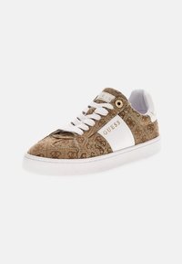 Sneaker marroni con motivo e accenti bianchi, dotati di una tomaia in tessuto testurizzato, lacci bianchi e un logo a contrasto su un lato.