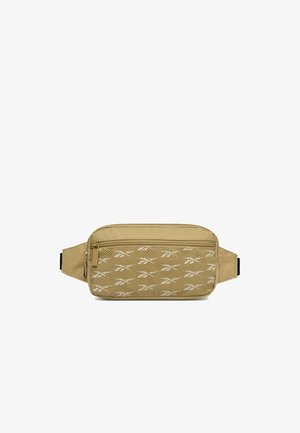 Riñonera beige con bolsillo frontal con cremallera que presenta una superposición de malla y un patrón repetido de logotipos blancos, asegurada con correas ajustables.