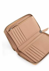 Vaaleanruskea nahkainen vetoketjullinen lompakko, avoinna, näyttäen useita korttipaikkoja ja pienen vetoketjullisen kolikkotaskun sisällä.