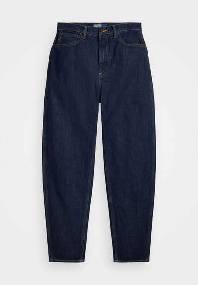 Jeans em denim azul escuro com um corte reto, apresentando costuras laranja, fecho frontal com botão e cinco bolsos.