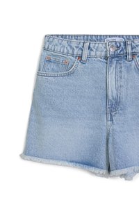 Pantaloni shorts in denim azzurro chiaro con orlo sfrangiato, cinque tasche e hardware in tono rame. L'etichetta sulla vita reca la scritta "Calliope."