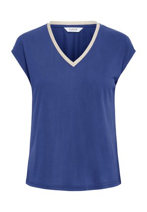 Blauwe mouwloze top met V-hals en beige bies rondom de hals, gemaakt van zachte stof, getoond op een witte achtergrond.