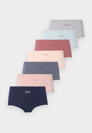 Zeven paar damesondergoed in verschillende kleuren, elk gelabeld met een weekday naam in cursief lettertype.