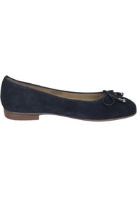 Námořnické modré semišové baleríny s kulatou špičkou, malou mašlí a kovovými akcenty; nízký dřevěný podpatek pro stabilitu.
