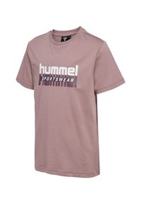 Jasnofioletowa bawełniana koszulka z okrągłym dekoltem, krótkimi rękawami i dużym białym oraz fioletowym logo "hummel" nadrukowanym z przodu.