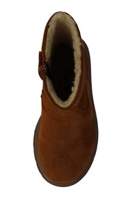 Bruine suède enkellaars met een zachte, beige binnenvoering. Beschikt over een zijrits voor gemakkelijke toegang en een platte rubberen zool.