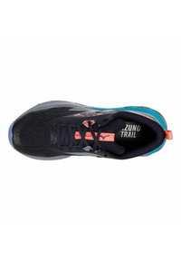 Chaussure de trail pour la course à pied noire et turquoise avec un dessus en maille, une surface texturée, des accents orange et un talon renforcé pour la stabilité.