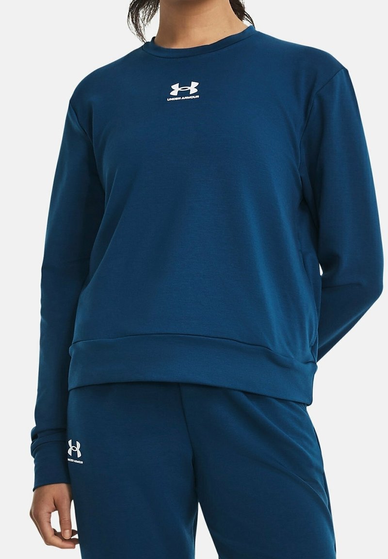 Sweatshirt bleu marine avec encolure arrondie et ourlet côtelé. Présente un logo Under Armour blanc sur la poitrine, une texture lisse et des manches longues.
