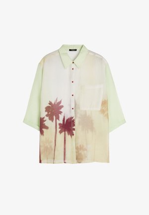 Koszula na krótki rękaw w jasnym zielonym kolorze z gradientowym wzorem przedstawiającym brązowe palmy, kieszonką na piersi oraz czerwonymi guzikami.