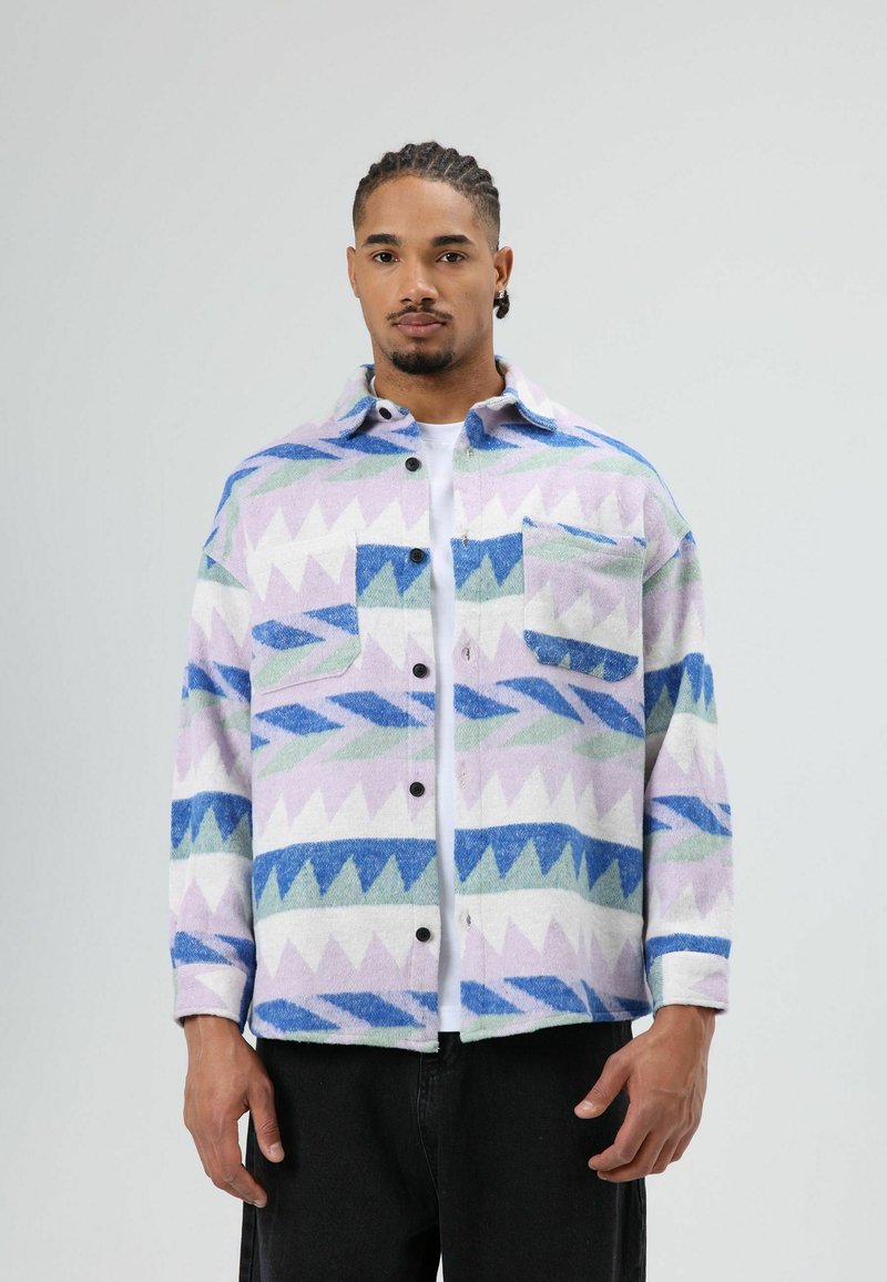 Flanellen overhemd in pasteltinten, met geometrische patronen in blauw, groen en paars, voorzien van een knoopsluiting aan de voorkant en een enkele borstzak.