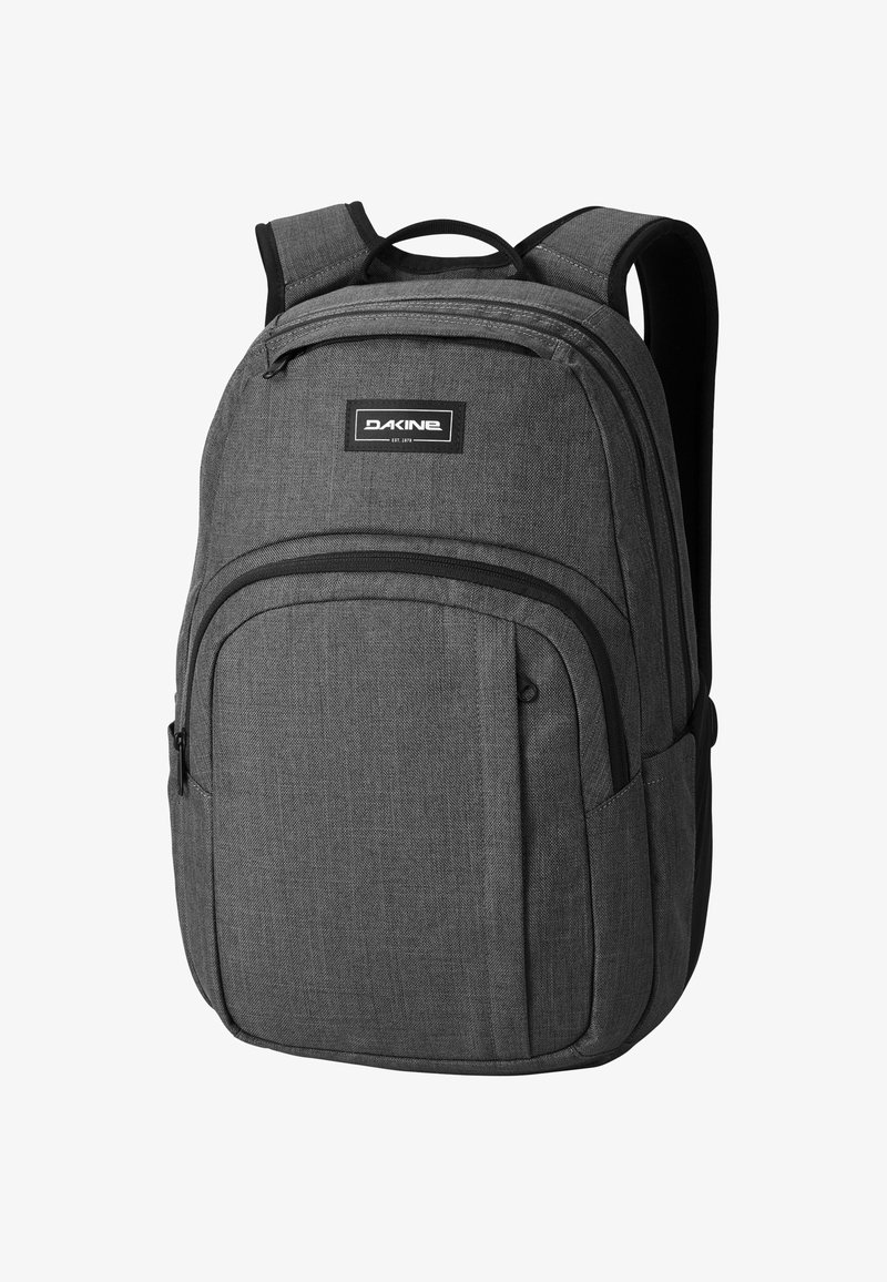 Zaino in tessuto grigio con spallacci imbottiti, numerosi scomparti con zip, superficie texturizzata e un logo di marca ben visibile nella parte anteriore.