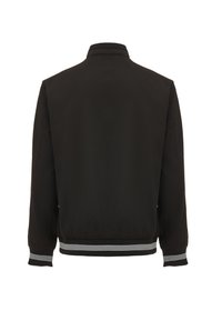Zwarte bomberjack met een hoge kraag, geribbelde manchetten en gestreepte accenten aan de onderkant. Glad materiaal, eenvoudig ontwerp en zonder versieringen.