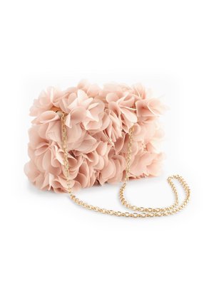Petit sac pochette rose clair recouvert de fleurs en tissu et d'une fine chaîne dorée sur fond blanc.