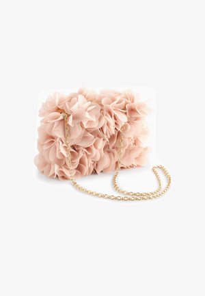 Petit sac pochette rose clair recouvert de fleurs en tissu et d'une fine chaîne dorée sur fond blanc.