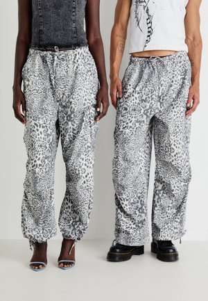 Jaded London, SNOW LEOPARD PARACHUTE PANTS UNISEX - Cargo trousers - grau