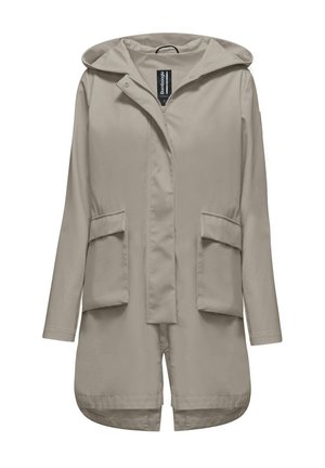 Cappotto impermeabile beige con cappuccio, dotato di zip frontale, due ampie tasche anteriori e orlo leggermente curvato. Tessuto liscio e materiale leggero.