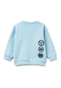Světle modrý svetr s kulatým výstřihem a žebrovanými manžetami. Na levé straně se nacházejí tři černé kulaté vzory. Vyroben z měkké látky.