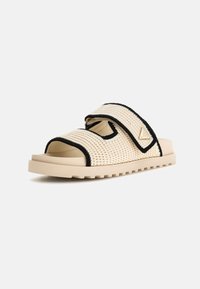 Guess Natikači - creme