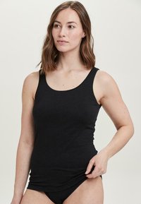 Sort tanktop lavet af glat bomuld, med rund udskæring og tilpasset design. Ingen mønstre, med minimal kant af trim på kanterne.