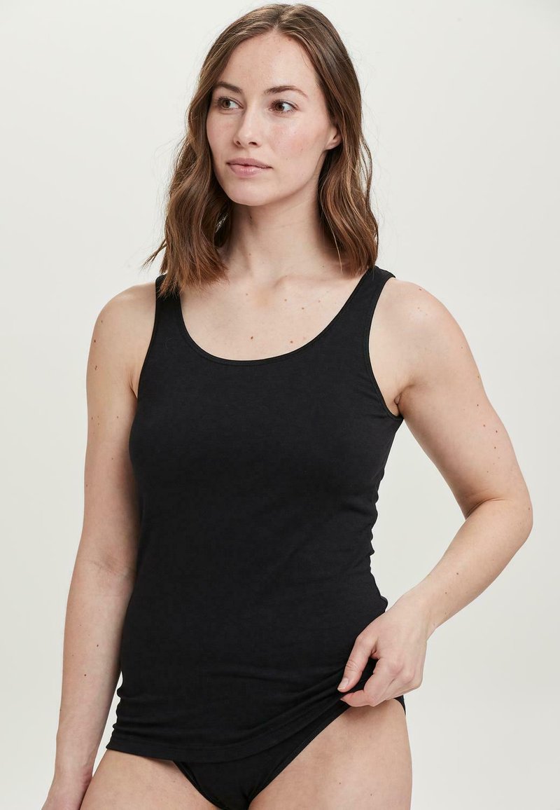 Sort tanktop lavet af glat bomuld, med rund udskæring og tilpasset design. Ingen mønstre, med minimal kant af trim på kanterne.