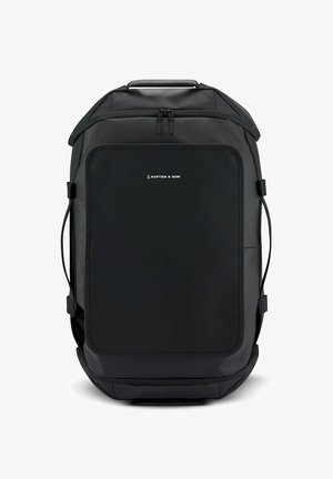 Zwarte rugzak met textuur oppervlak, dubbele ritssluiting, gewatteerde schouderbanden en een logo aan de voorkant. Heeft een ruime, slanke uitstraling.