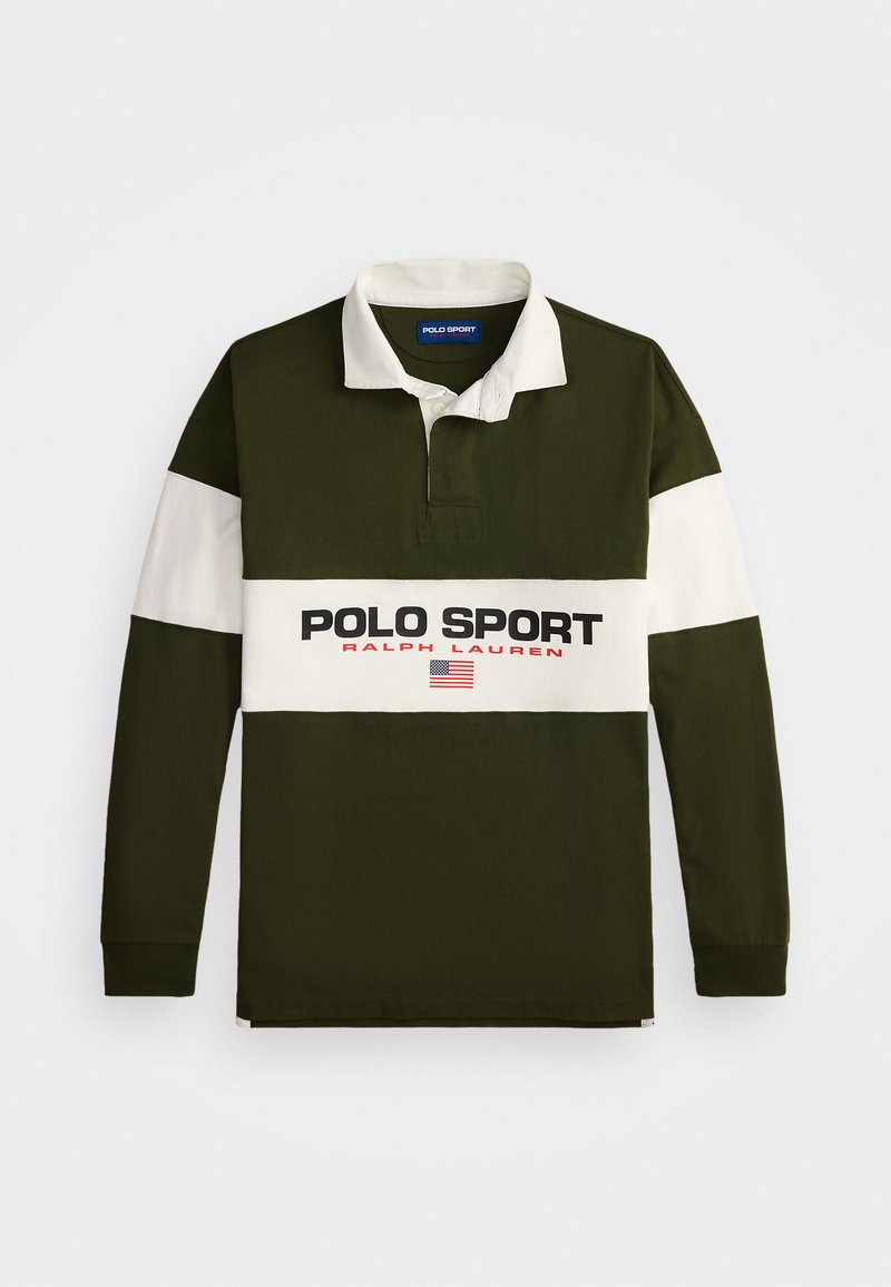 Zeleni polo majica dugih rukava s bijelom horizontalnom prugom. Ima ovratnik i "POLO SPORT RALPH LAUREN" logo u crnoj boji s crvenim naglascima.
