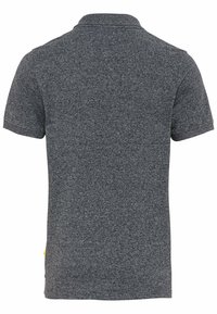 Grå kortærmet polo shirt med en tekstureret stof, der har en foldet krave og en sidenormal accent i gul. Bagudsigten viser et rent design.