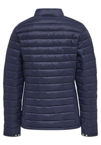 Giacca trapuntata blu navy con colletto alto, caratterizzata da cuciture orizzontali e bottoni a pressione ai polsini. Tessuto liscio e leggero.