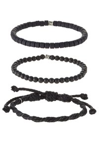 Tre svarte armbånd: et perlearmbånd med firkantede perler, et rundt perlearmbånd, og et knyttet tauarmbånd. Alle har en teksturert overflate.