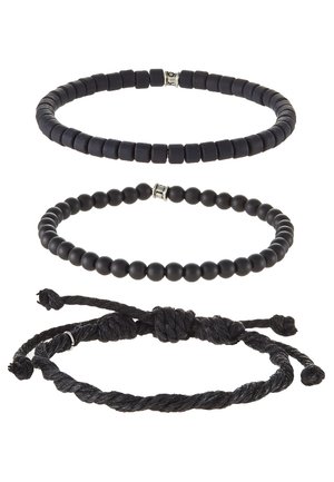 Tres pulseras negras: una pulsera de cuentas con cuentas cuadradas, una pulsera de cuentas redondas y una pulsera estilo cuerda anudada. Todas presentan una superficie texturizada.