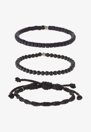 Kolm musta käevõru: helmedest käevõru ruudukujuliste helmestega, ümmarguste helmestega käevõru ja sõlmitud nöörist käevõru. Kõikidel on tekstuuriga pind.