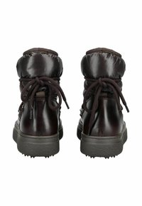 Hnědé kožené kotníkové boty s lesklými polstrovanými límci, šněrovacím designem a texturovanými gumovými podrážkami. Mezi výrazné detaily patří silné šňůrky a háčky.