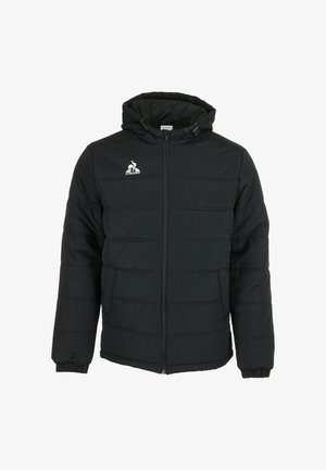 Zwarte gewatteerde jas met capuchon, ritssluiting aan de voorkant, elastische manchetten, zijzakken en wit Le Coq Sportif-logo op de linkerborst.