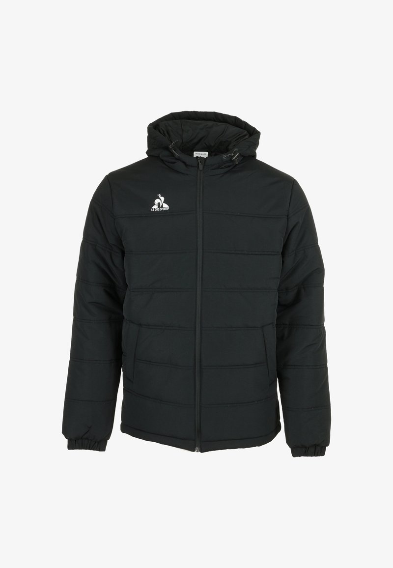 Veste noire matelassée avec capuche, fermeture éclair à l'avant, poignets élastiques, poches latérales et logo blanc Le Coq Sportif sur le côté gauche de la poitrine.